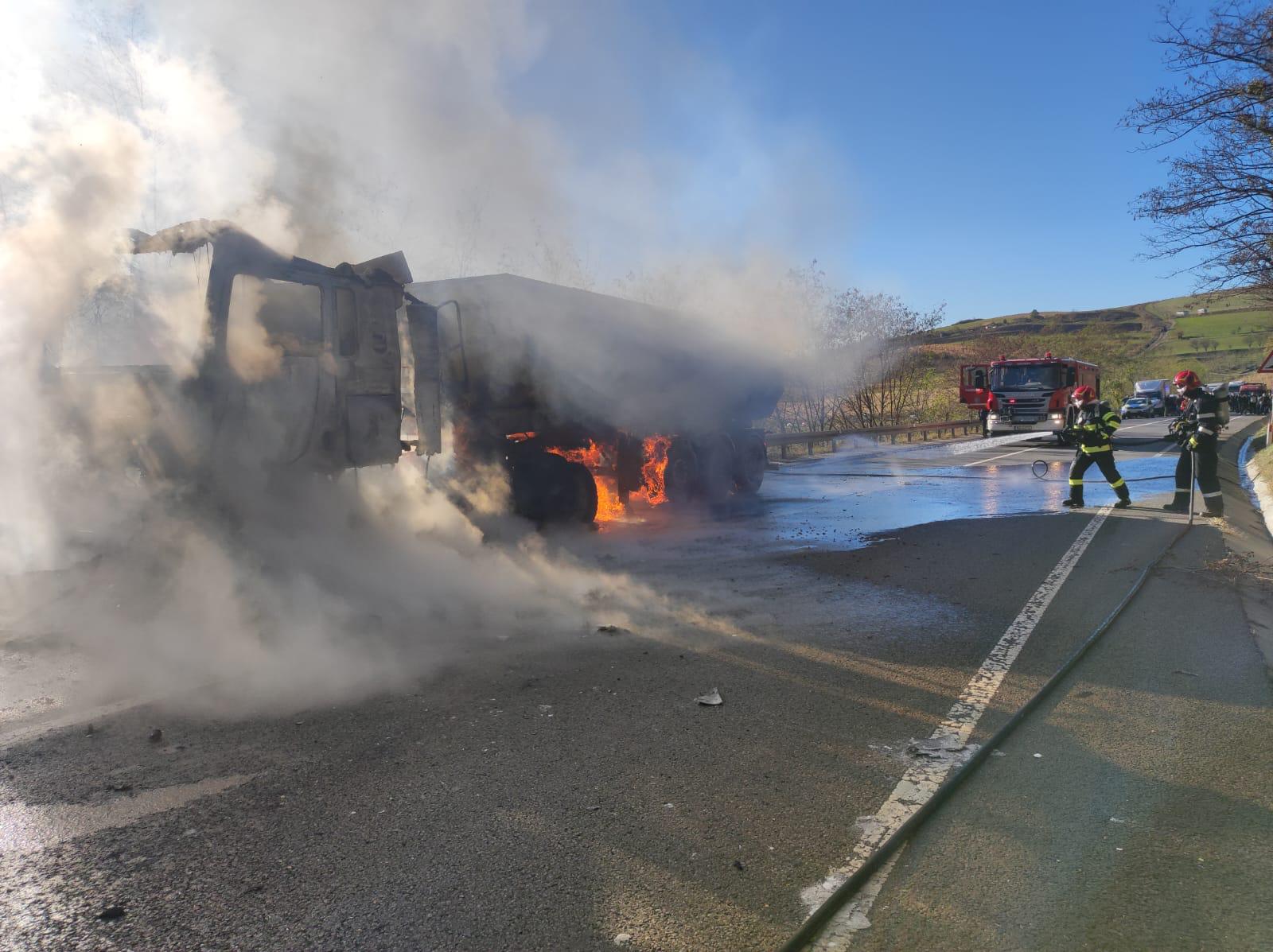 Un tir a luat foc pe DN14, la ieșirea din Slimnic