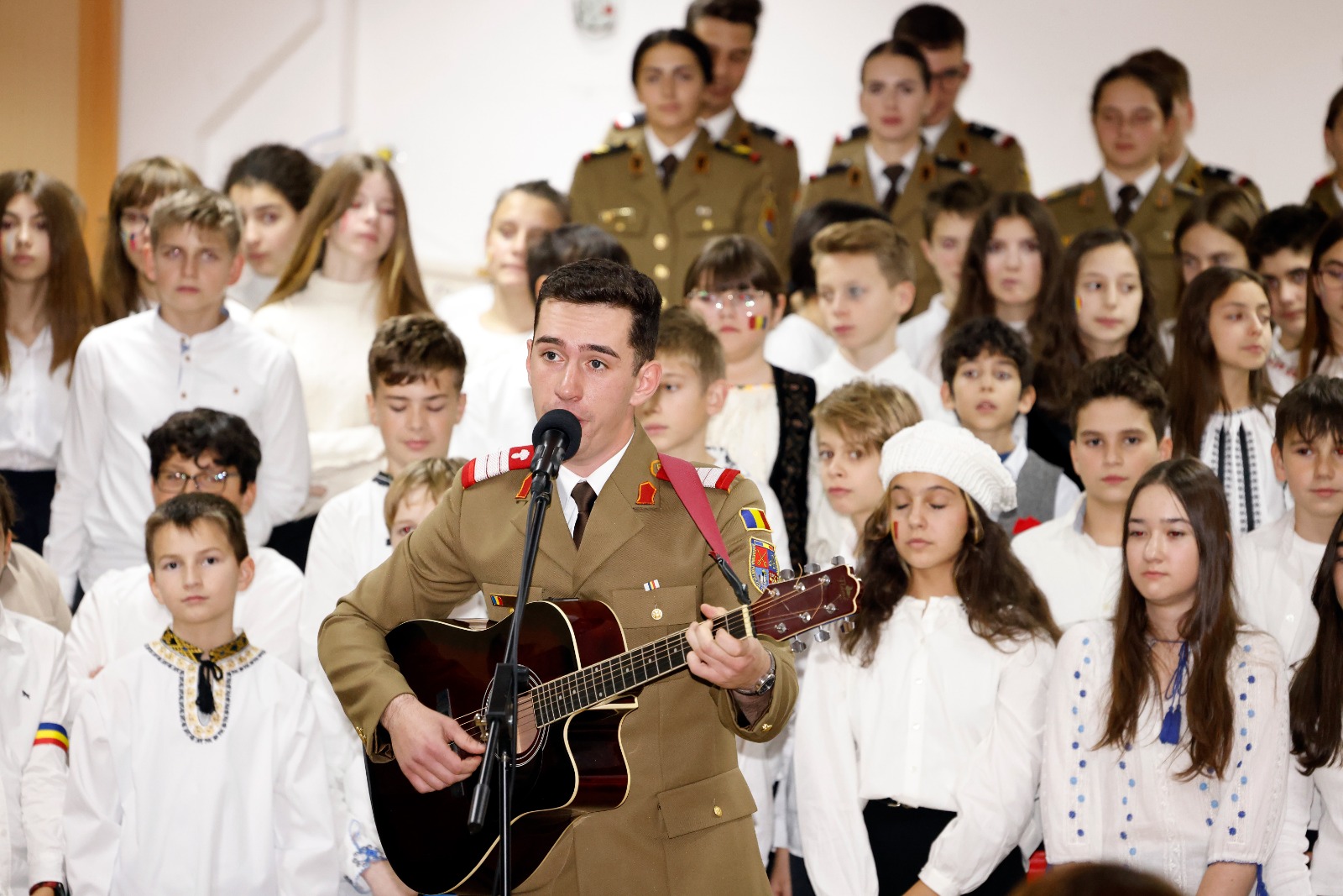 Patru profesori au unit elevi de la Ghibu cu tineri studenți militari într-un concert special de 1 Decembrie. „Am vrut să transmitem mândria de a fi român”