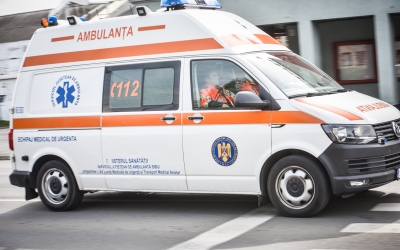 Două persoane au ajuns la spital după ce un autoturism a intrat pe contrasens și a acroșat un microbuz de marfă