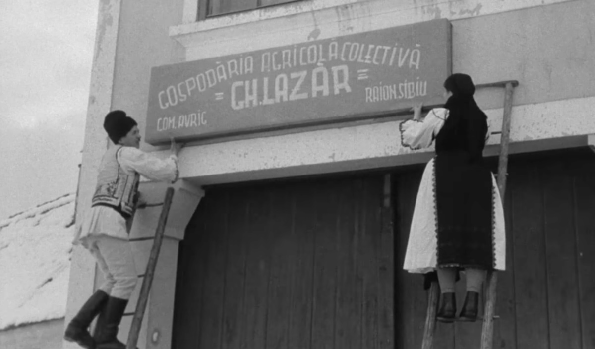 VIDEO Ce însemna ”munca colectivă” în timpul comunismului. Exemplul Avrig: ”Trimișii colectiviștilor din Bradu urează belșug și fericire”