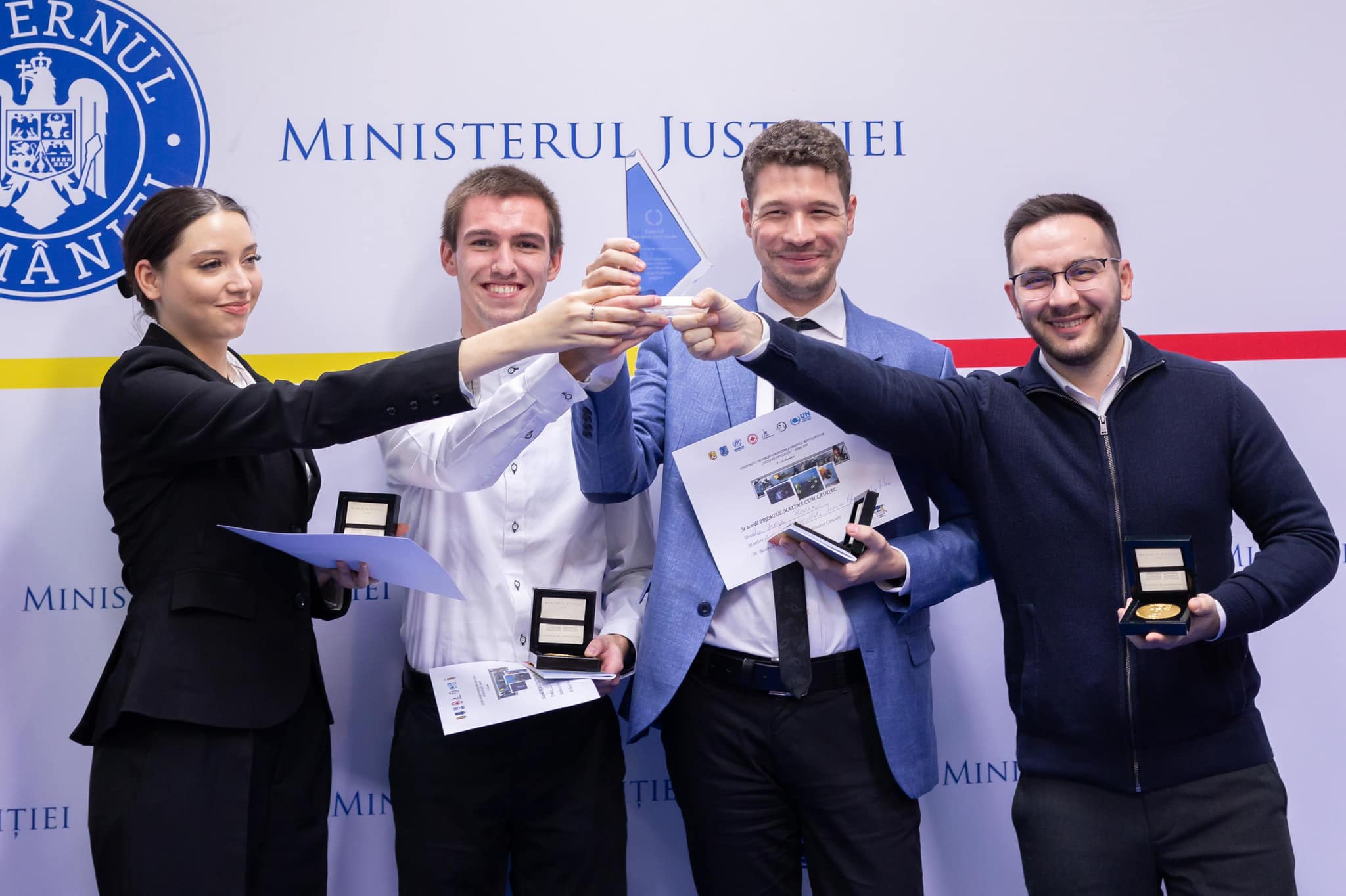O echipă de la ULBS a câștigat concursul național de drept umanitar, inclusiv pentru cel mai bun eseu despre inteligența artificială: „Desființarea omului pentru triumful digitalizării”