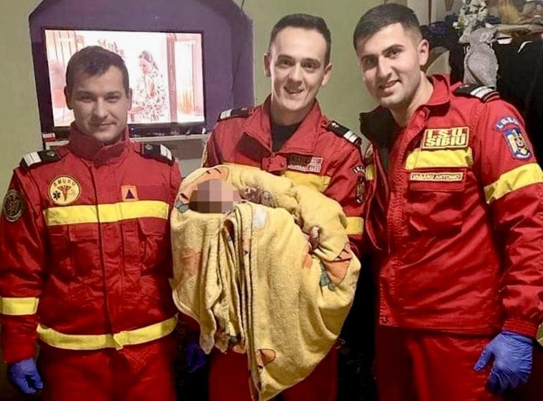 Intervenție specială la o naștere prematură pentru trei paramedici SMURD. „Când micuța a plâns toți trei am răsuflat ușurați”