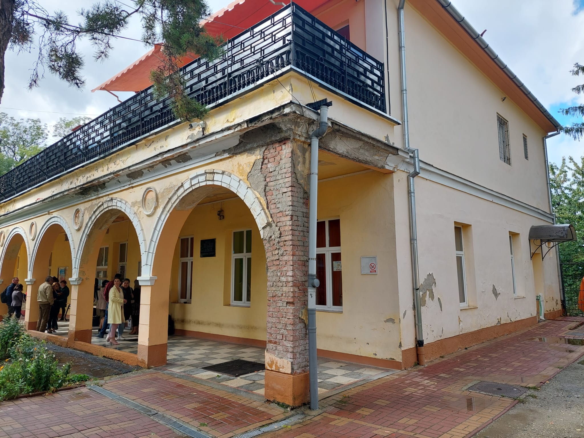 S-a deschis anchetă internă la DGSAPC Sibiu după ce cinci minori s-au tăiat pe mâini cu un ciob de sticlă