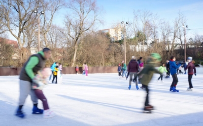 S-a deschis patinoarul din Sub Arini: prețuri mai mari decât anul trecut, toate patinele sunt noi