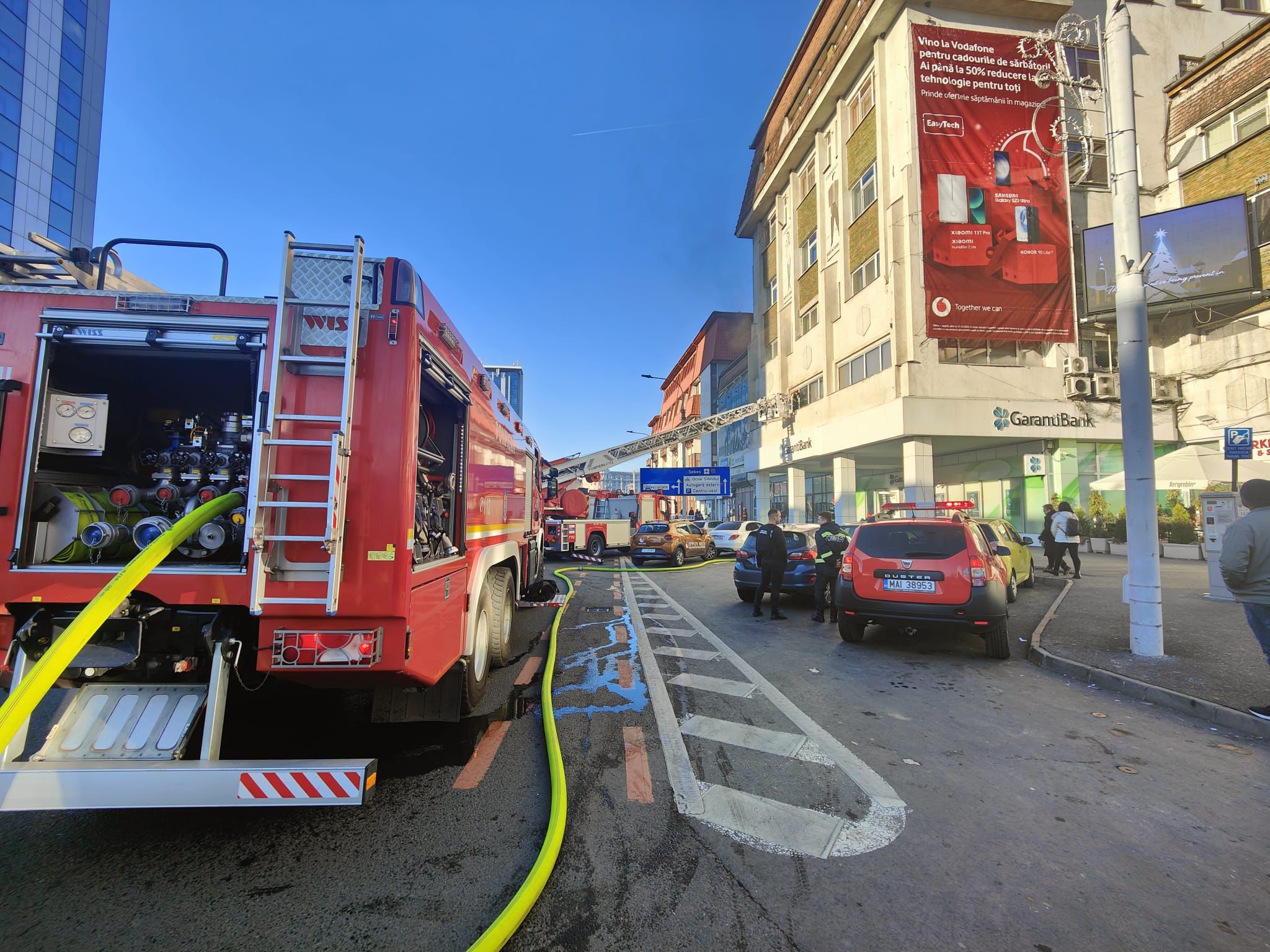 Incendiu în Piața Unirii, deasupra băncii Garanti. 7 angajați evacuați