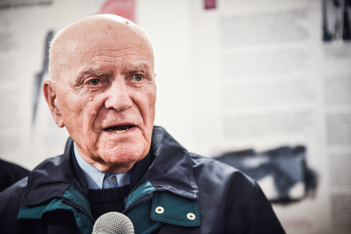 Amintiri de Crăciun. Gavril Dejeu: „Glasurile acompaniate de „țângalău” răbufneau sacadat, tensionate și emoționate. „răsărit-a, răsărit.” ”Tineretul a plecat. Am rămas și noi cu televizorul”