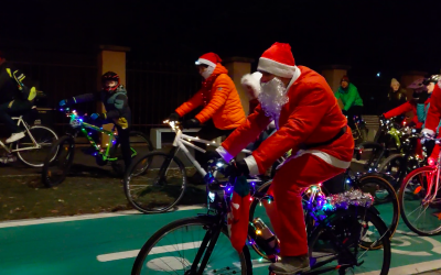 Sibieni costumați în Moș Crăciun, la plimbare cu bicicletele prin oraș. „E cea mai recomandată formă de deplasare în această perioadă. Ajungi mai repede decât cu mașina și totodată nu ești tentat să cumperi atât de mult pentru că nu poți să cari”