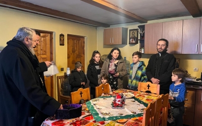 ÎPS Laurențiu Streza a vizitat familiile preoților cu mulți copii sau din parohii cu situații dificile. Mitropolitul a împărțit daruri
