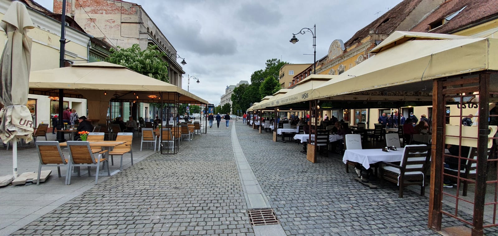 Patronii de restaurante din Sibiu spun că în acest an o parte din turiști au ales Craiova în detrimentul Sibiului și cer Primăriei să renunțe la majorarea taxelor pentru terase