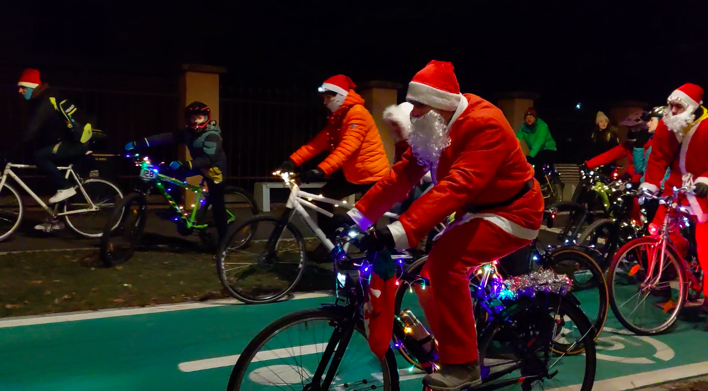 Sibieni costumați în Moș Crăciun, la plimbare cu bicicletele prin oraș. „E cea mai recomandată formă de deplasare în această perioadă. Ajungi mai repede decât cu mașina și totodată nu ești tentat să cumperi atât de mult pentru că nu poți să cari”