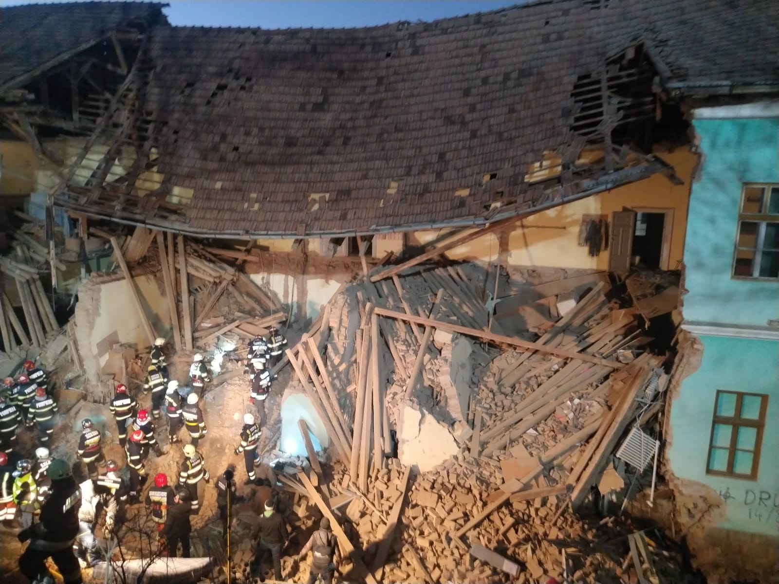 Internat prăbuşit la Odorheiu Secuiesc. Administratorul societăţii care realiza lucrarea, pus sub control judiciar