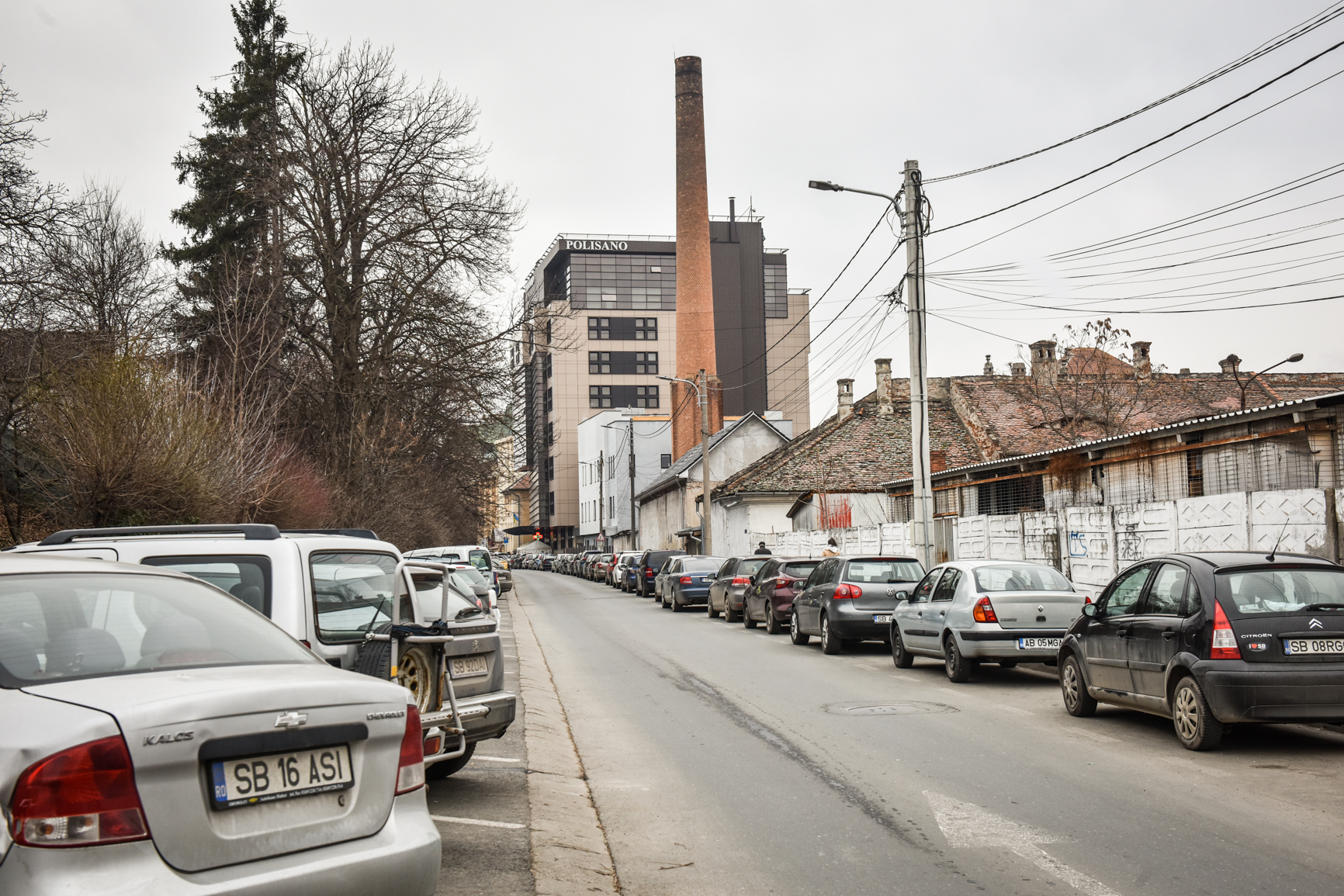 Ambulanța și SMURD-ul ajung tot mai greu la Urgențele din Sibiu. Liberalii propun desființarea unor parcări pentru o bandă dedicată pe strada Izvorului