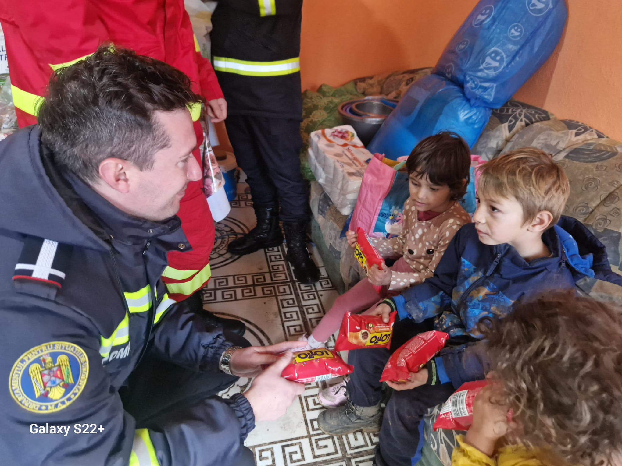 Pompierii sibieni au împărțit daruri pentru mai mulți copii greu încercați. Iosif, Maia, Anais și Darius aproape au rămas fără casă în urma unui incendiu