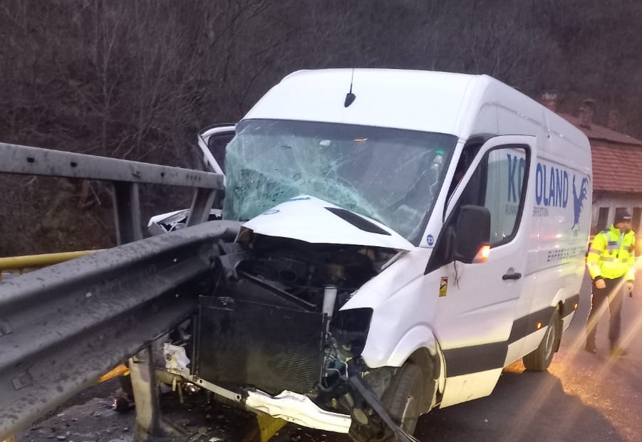 Un șofer băut a pierdut controlul volanului și a intrat cu mașina într-un cap de pod pe Valea Oltului. Traficul este blocat pe un sens