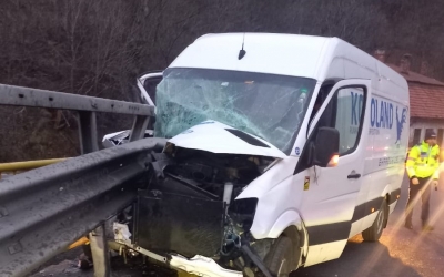 Un șofer băut a pierdut controlul volanului și a intrat cu mașina într-un cap de pod pe Valea Oltului. Traficul este blocat pe un sens