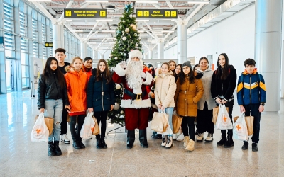 Moș Crăciun a ajuns pe aeroportul din Sibiu pentru copiii de la școala din Bârghiș: „Sărbătorile de iarnă sunt despre dragoste, generozitate și împărtășirea momentelor speciale cu cei dragi”