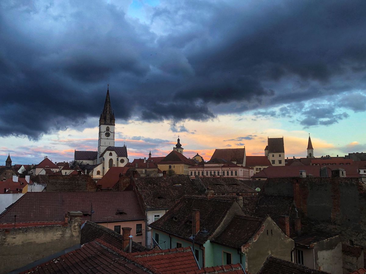 Coduri galbene și portocalii, anunțate de meteorologi pentru Ajunul Crăciunului. Vântul va sufla până luni