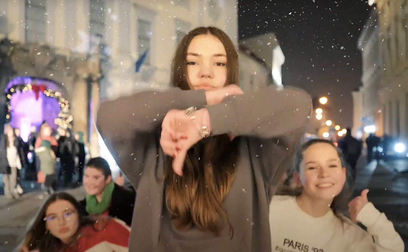 Aproape 100 de tineri din Sibiu au filmat un nou spectacol în centrul orașului: „Focus, Pocus de Crăciun”