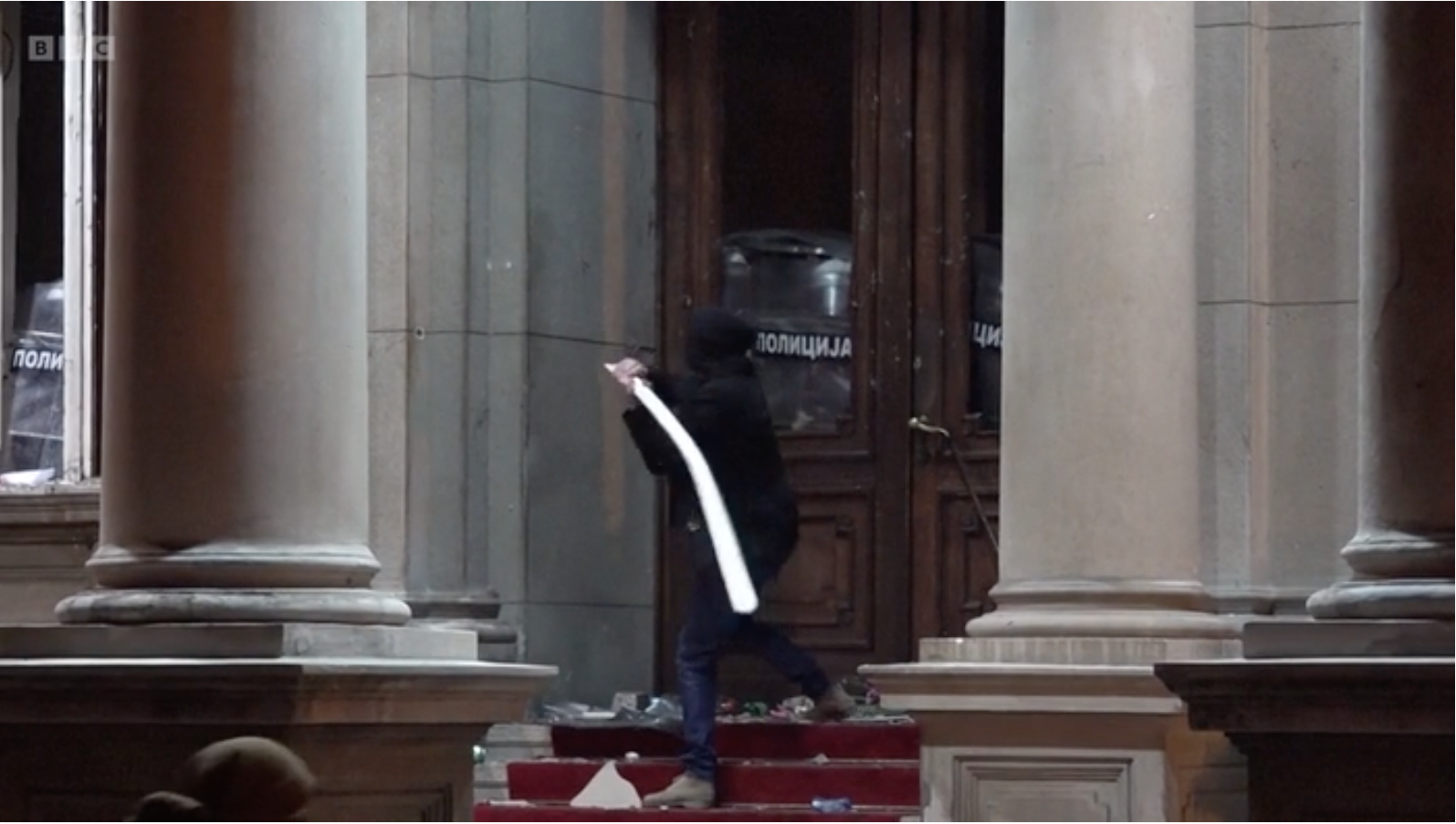 Opoziția sârbă a atacat clădirea parlamentului din Belgrad, cerând anularea rezultatelor alegerilor