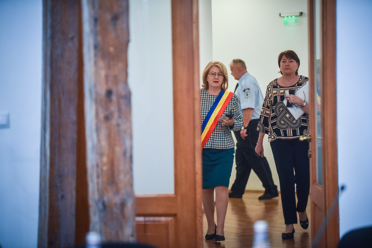 Primăria Sibiu a început reorganizările impuse de Parlament: Cine inspectează dacă s-a ridicat gunoiul, poate inspecta dacă s-au plătit taxele de parcare