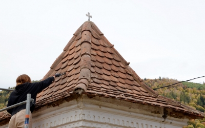 Troița de la Pârâul Macrii, una dintre cele mai frumoase din Mărginimea Sibiului, restaurată de voluntari. ”Ce am primit de la străbuni este cu atât mai important acum, când avem de toate”