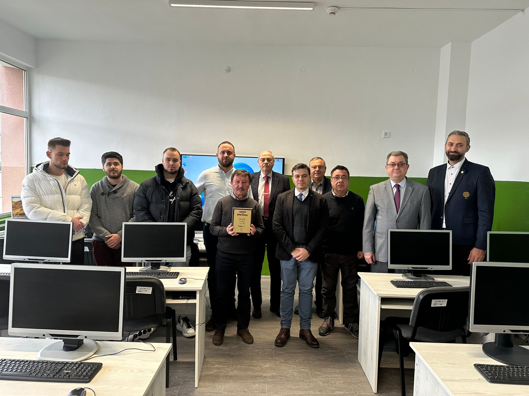 Liceul „Gheorghe Lazăr” din Avrig are acum un laborator performant după o investiție de 17.000 de euro făcută de cluburile Rotary și Rotaract