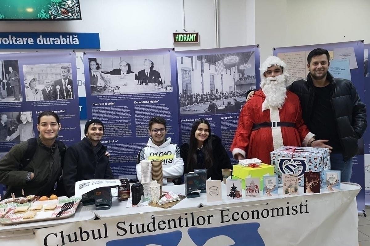Studenții de la Facultatea de Științe Economice strâng fonduri pentru a oferi rechizite, dulciuri și fructe elevilor din Prislop