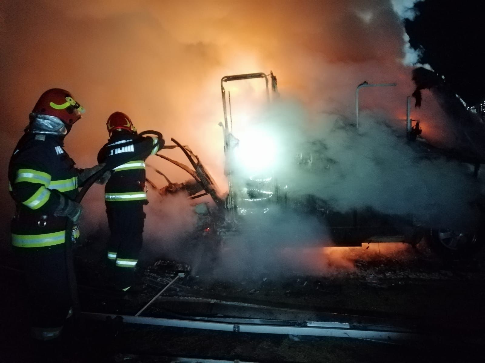 Incendiu în nordul județului: O rulotă a ars complet