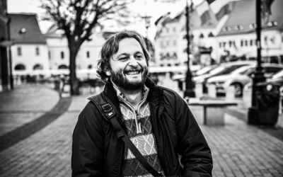 Interviu cu fotograful Rareș Helici, după șapte ani de #omie. „99% din oameni zâmbesc fără să le spun eu să o facă. Mi-am dat seama, tot cu ajutorul proiectului, că eu sunt primul care trebuie să zâmbească”