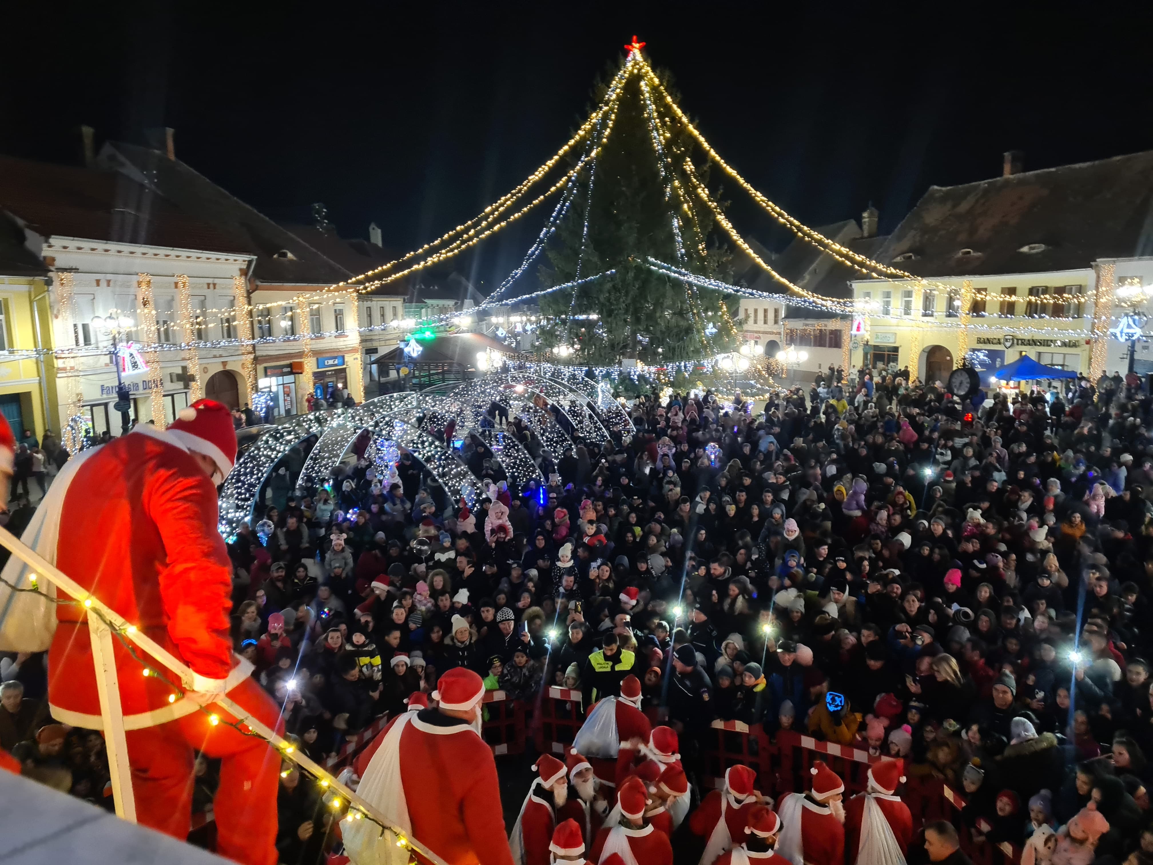 Magia Sărbătorilor de Iarnă începe în Cisnădie: Aprinderea Festivă a Luminilor de Crăciun
