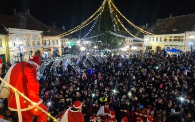 Magia Sărbătorilor de Iarnă începe în Cisnădie: Aprinderea Festivă a Luminilor de Crăciun