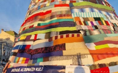 Bradul de Crăciun confecţionat din fulare tricotate manual va fi mutat din centrul Târgu Mureşului