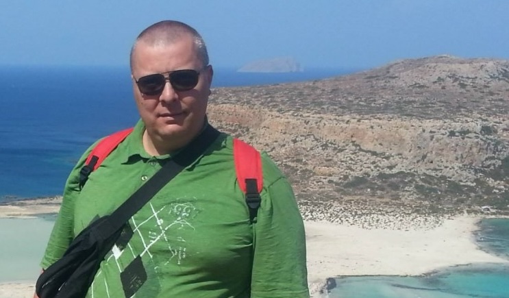 Inspector pădurar cu firmă de tăiat copaci, prins că fură de la stat. Dat afară de la Garda Forestieră Sibiu, reangajat la București