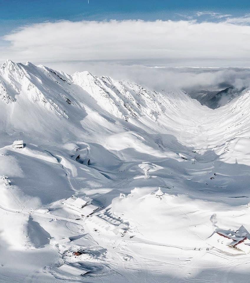 Atenţionare de risc mare de avalanşă în zona Bâlea Lac, unde zăpada a depăşit un metru jumătate