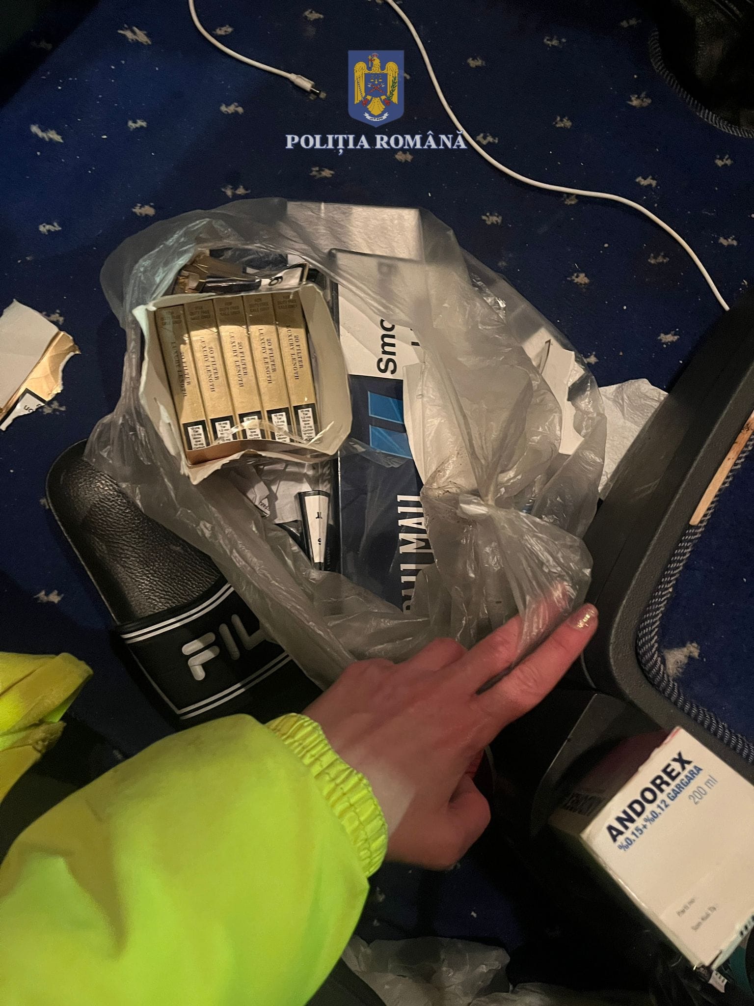 Trei șoferi de TIR s-au ales cu dosar penal după ce au fost prinși de polițiști pe A1 cu țigări de contrabandă