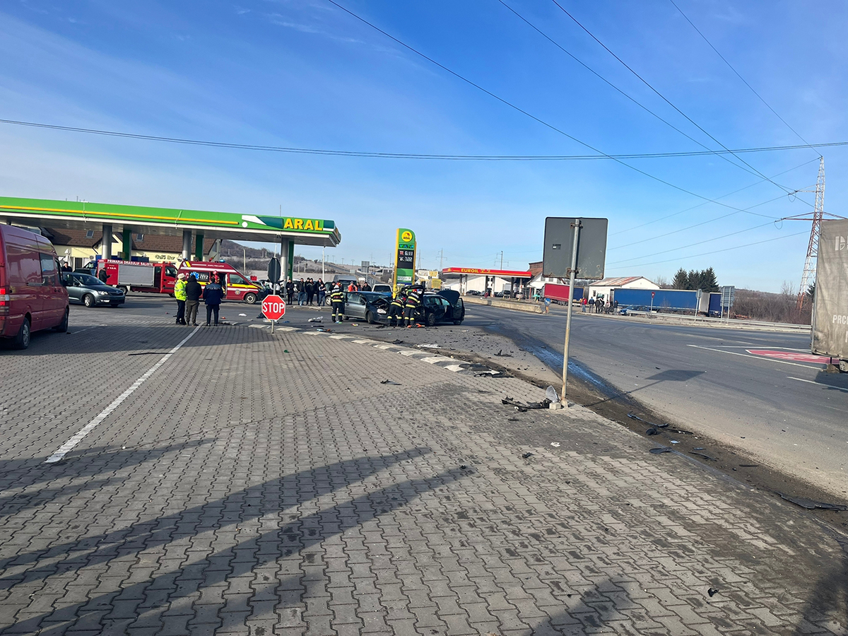 Doi copii și o femeie au ajuns la spital: accident la ieșirea de pe breteaua autostrăzii, la Săliște
