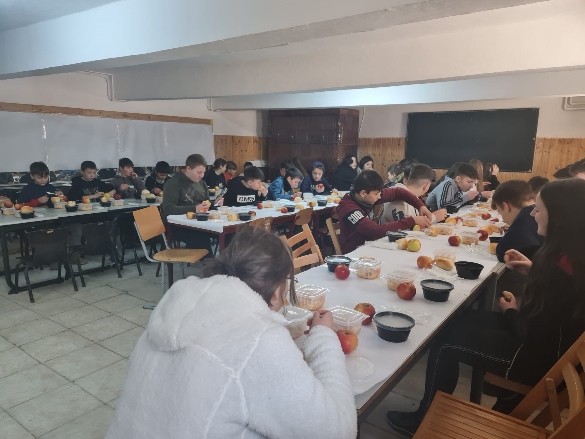 Școlile din Rășinari, primele din județ în care programul „Masa caldă” chiar are o masă caldă. Primar: Copiiilor le-a plăcut mâncarea