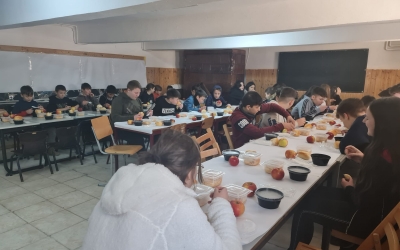 Școlile din Rășinari, primele din județ în care programul „Masa caldă” chiar are o masă caldă. Primar: Copiiilor le-a plăcut mâncarea