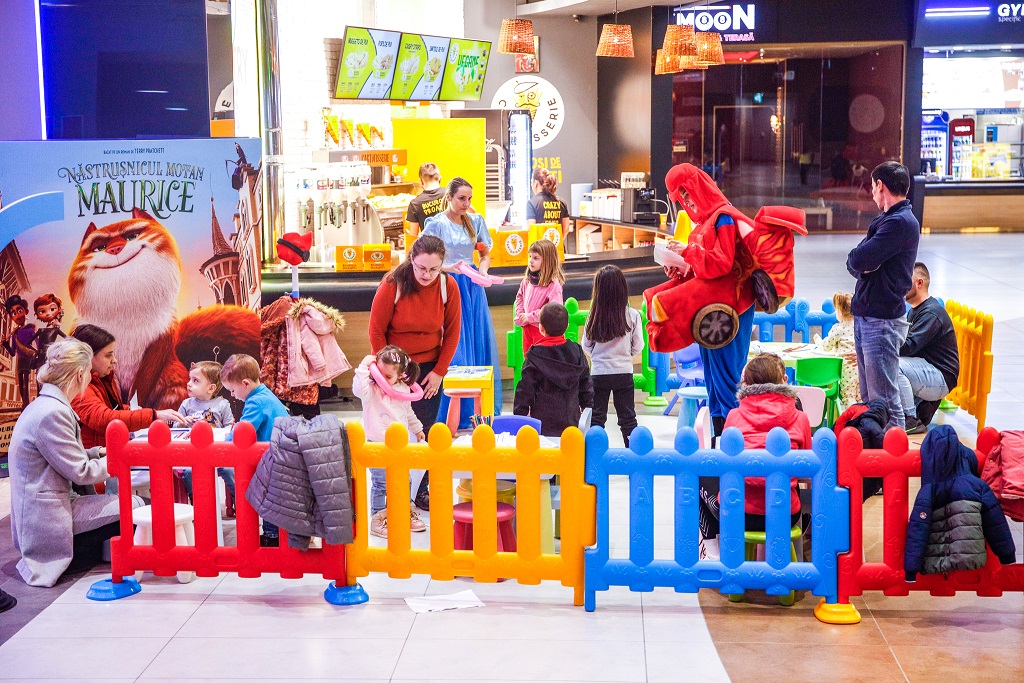 Copiii sunt invitați să descopere lumea magică a atelierelor creative de iarnă la Shopping City Sibiu: desene mișcătoare, decorațiuni pe mănuși și căciuli și petrecere cu Hello Kitty