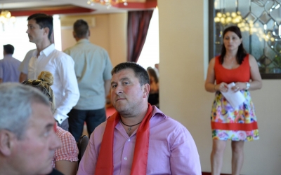 Primarul din Brădeni, înregistrat înjurând aprig. ”Mă hărțuiește pe bani” vs. ”a fost cu mașina Primăriei în Grecia”