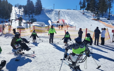 Tabăra de schi pentru persoanele cu dizabilități ajunge la Păltiniș. „Merită la fel de mult ca și noi să se bucure de pârtie și de zăpadă”