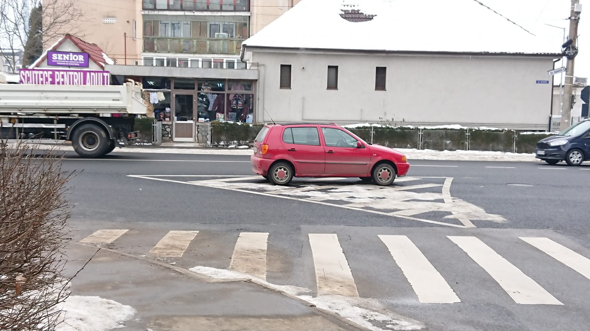 Un șofer a lăsat mașina într-o intersecție din Sibiu și a plecat. Reacția Poliției Locale