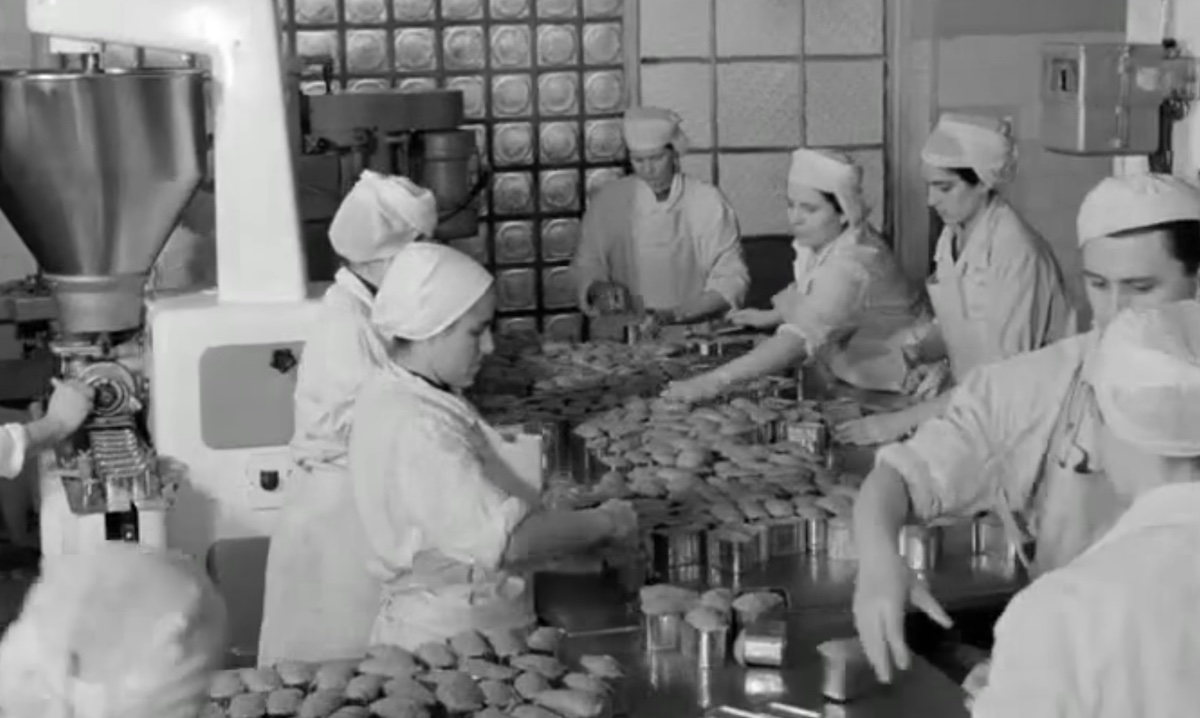 Imagini din Scandia Sibiu, filmate în urmă cu 60 de ani. ”În afară de conserve, fabrica produce circa 70 de sortimente de alte preparate din carne”