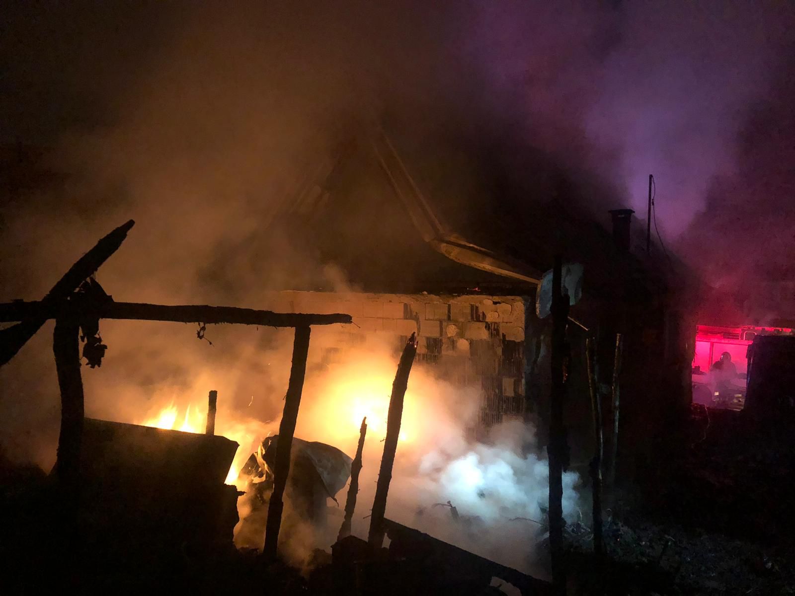 O întreagă locuință a ars în urma unui incendiu provocat de un coș de fum neizolat termic