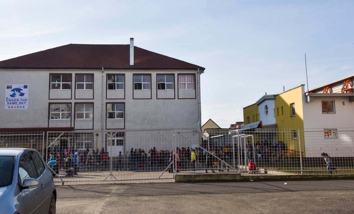 Premieră: o școală din Sibiu a fost reclamată la Combaterea Discriminării din cauza sălii de clasă prea înghesuită