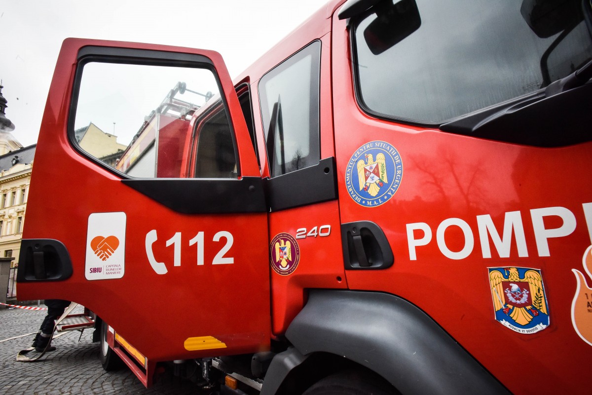 Explozie la o sobă de teracotă, pe strada Ocnei din Sibiu. O persoană a făcut atac de panică