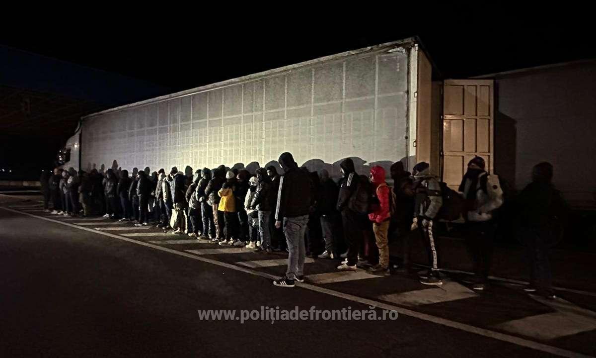 Peste 100 de migranţi din ţări din Africa şi Asia, găsiţi la frontiera Nădlac II, în patru TIR-uri