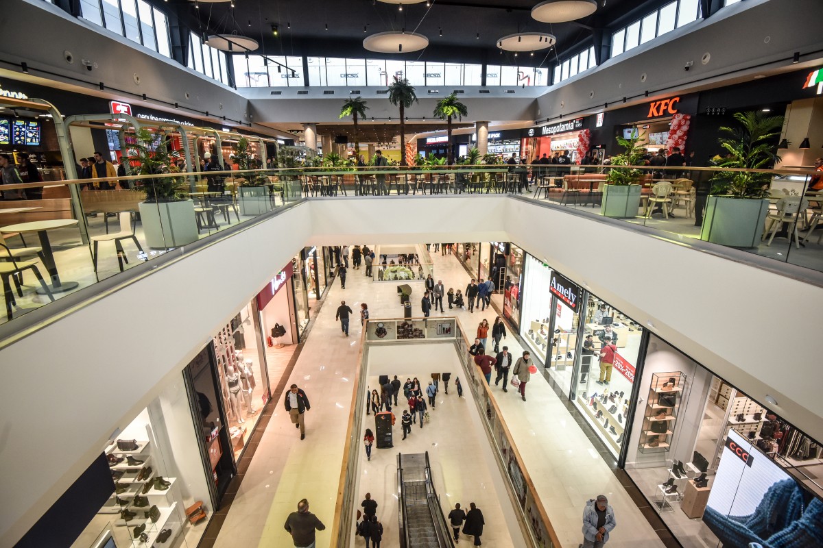 Trei sibieni au furat încălțăminte timp de 6 luni din magazinele unde lucrau și le-au vândut prietenilor. Prejudiciu de aproape 200 de mii de lei