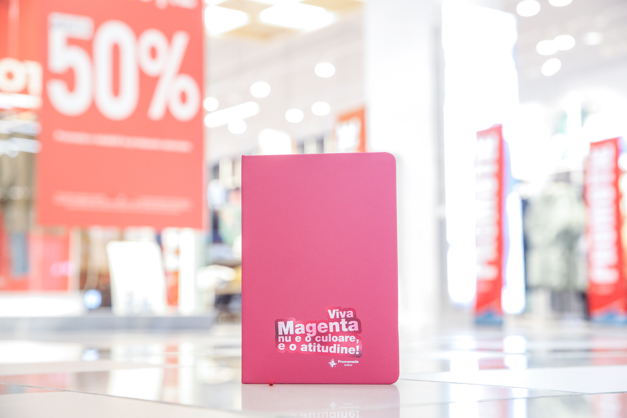 Ultimele zile de Winter Sale la Promenada Sibiu aduc premii în aplicația mobilă SPOT: câștigă o agendă în culoarea anului 2023, Viva Magenta!