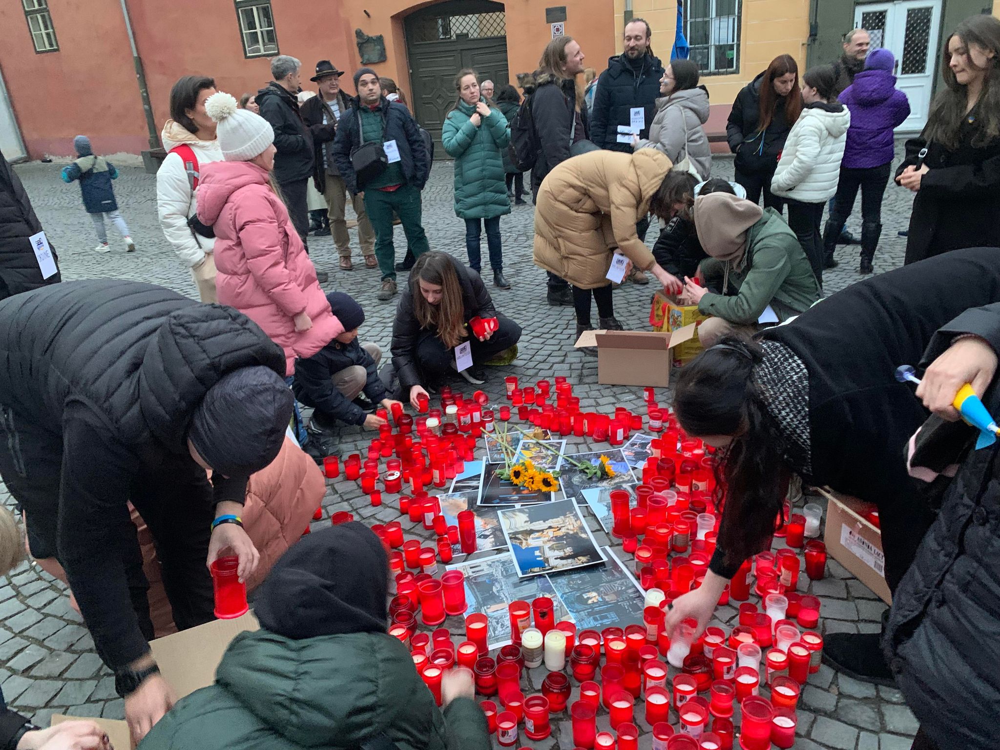 La un an de la izbucnirea războiului, ucrainenii din Sibiu își comemorază morții în Piața Huet